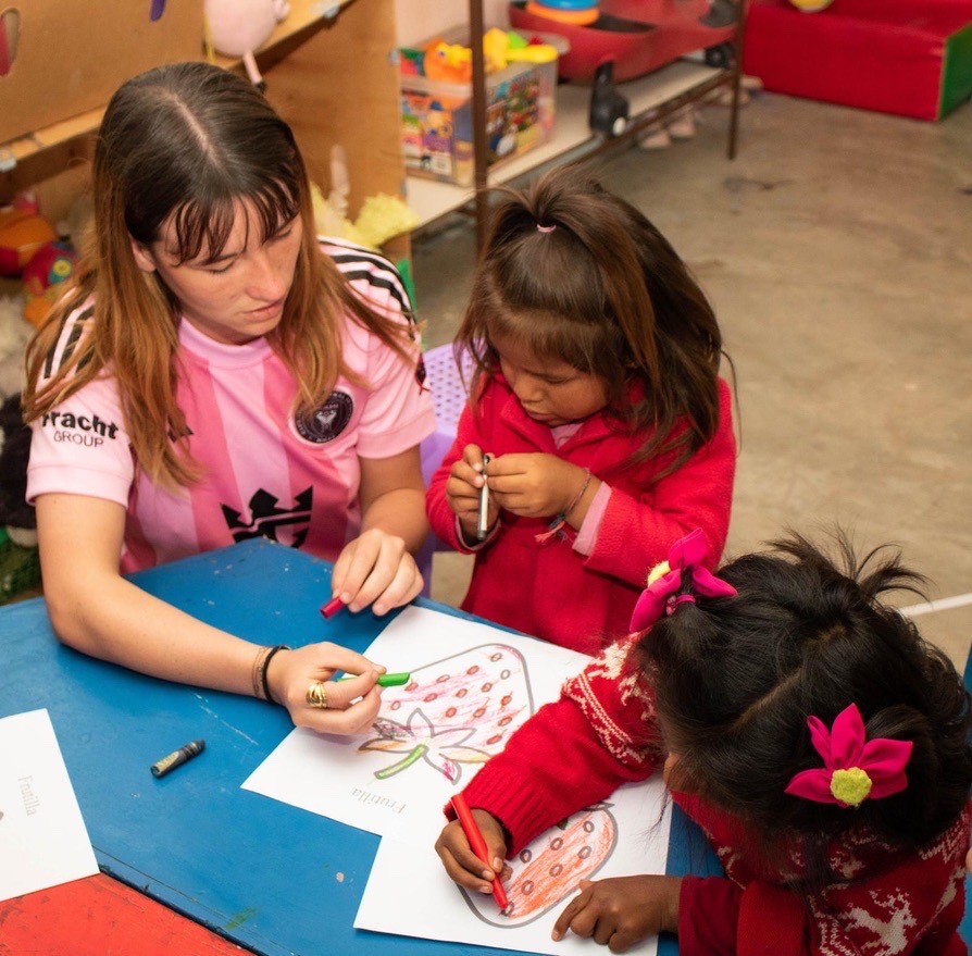 A colouring workshop with a volunteer